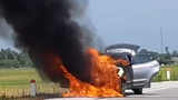 Video: Ô tô con đang chạy bốc cháy ngùn ngụt trên quốc lộ