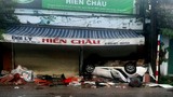 Thừa Thiên Huế: Ô tô mất lái, tông vào đại lý VLXD lật ngửa