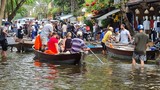 Hội An: Nước ngập tứ bề, khách du lịch đi thuyền trong phố cổ