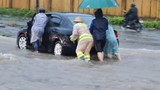 Đường phố Đà Nẵng biến thành sông, ô tô chết máy la liệt