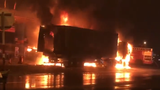 Hiện trường kinh hoàng vụ cháy xe tải và container cạnh cây xăng
