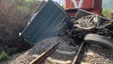 Hiện trường vụ tai nạn khiến đường sắt qua Khánh Hòa tê liệt nhiều giờ