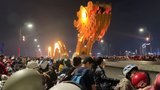 Đà Nẵng: Du khách chen chân xem Rồng phun lửa đón năm mới 