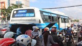 Cháy xe buýt, hàng chục hành khách nháo nhào bỏ chạy