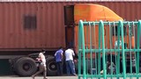 Lùi xe thiếu quan sát, tài xế container cán chết bảo vệ công ty