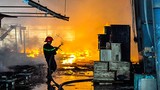 Xưởng gỗ bốc cháy dữ dội sau tiếng nổ lớn