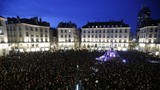 Xúc động cảnh cầu nguyện cho nạn nhân  xả súng ở Pháp