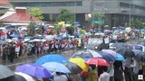Biển người Singapore đội mưa nghẹn ngào tiễn đưa ông Lý Quang Diệu