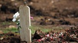Mỹ: Nhân viên nghĩa trang bị “chôn sống” khi đang hăng say đào huyệt