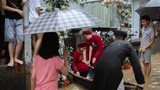Đám cưới mùa mưa lũ ở Huế, rước dâu bằng mọi phương tiện