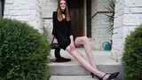 Sở hữu đôi chân dài nhất thế giới, cô gái Mỹ gây sốt MXH