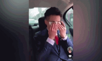 Video: Chú rể khóc trên xe hoa, nhan sắc cô dâu gây chú ý