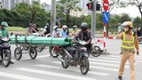 Nhan nhản xe máy cà tàng chở sắt dài chục mét trên phố Hà Nội