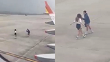 Xuất hiện thêm nữ hành khách vô tư nhảy múa trước máy bay 