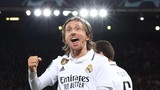 Tả xung hữu đột ở tuổi 37, Luka Modric được fan Liverpool vỗ tay