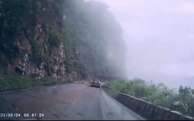 Tảng đá khổng lồ rơi trúng ôtô trên đèo Thung Khe
