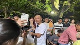 Xuất hiện trên phố đi bộ, Quang Linh Vlog được fans săn đón