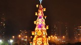 Thắp sáng cây thông Noel nổi lớn nhất thế giới