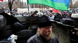 Người ủng hộ Ukraine làm lá chắn cho lực lượng biểu tình