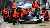 Chùm ảnh: Mưa lớn đổ bộ Trung Quốc, 18 người thiệt mạng