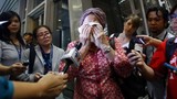 Chùm ảnh thân nhân hành khách MH17 đau khổ chờ người thân