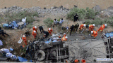 Xe du lịch Trung Quốc lao xuống thung lũng, 44 người tử nạn