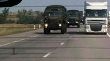 Xe bọc thép Nga theo đuôi xe cứu trợ tiến sang Ukraine