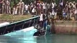 2 xe buýt Ai Cập rơi xuống kênh, 19 người thiệt mạng