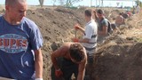 Dân Mariupol hối hả đào công sự bảo vệ thành phố