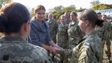 Phu nhân Tổng thống Ukraine ra chiến trường phát hàng cứu trợ