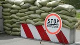 Quân Ukraine cấm xe lưu hành trên một đoạn cao tốc sang Nga