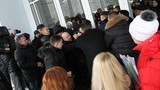 Dân Ukraine biểu tình, xông vào tòa trụ sở thành phố