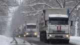 Công nhân bốc dỡ tiết lộ hàng trên xe cứu trợ Nga