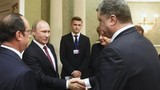 TT Ukraine "miễn cưỡng" bắt tay ông Putin ở hòa đàm Minsk