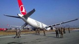 Máy bay Thổ Nhĩ Kỳ chở 238 người hạ cánh, vỡ toác đầu
