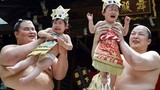 Độc đáo cuộc thi đô vật Sumo chọc trẻ em khóc