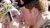 Gái xinh “cưỡng hôn” Hoàng tử Anh Harry chốn đông người