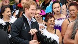 Hoàng tử Harry vui cười với thổ dân New Zealand