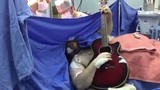 Người đàn ông vừa phẫu thuật não vừa đánh đàn guitar