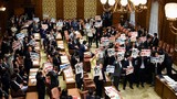 Hạ viện Nhật Bản náo loạn vì bỏ phiếu phòng vệ tập thể