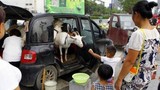 Trung Quốc: Mang dê dạo phố...bán sữa  tươi nguyên chất 
