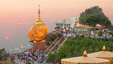 Lạ lùng tảng đá vàng linh thiêng ở Myanmar
