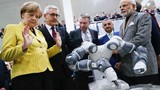 Chùm ảnh Thủ tướng Đức Merkel thích chơi robot