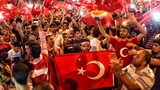 Dân đổ ra đường ủng hộ Tổng thống Erdogan sau đảo chính 