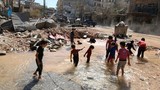 Ảnh: Trẻ em Syria nô đùa giữa vùng chiến sự