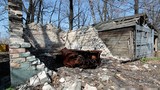 Ảnh ngôi làng ở miền đông Ukraine tan hoang do trúng bom đạn