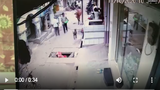Video : Đang đi trên đường thì bị bò hất bay xuống cống