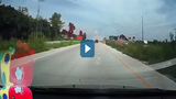 Video : Xe bán tải mất lái lao sang làn ngược chiều