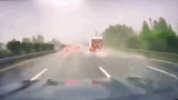 Video: Kinh hoàng cảnh ô tô đang chạy bất ngờ bị sét đánh trúng 