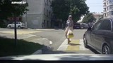 Video: Bị bấm còi, cô gái lao vào đánh tài xế ngay giữa phố
